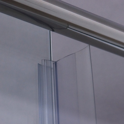 Těsnící silikonový praporek na svislé hraně sprchových dveří